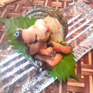 磯の香漂う「サザエのお造り」／おまけの壺焼き